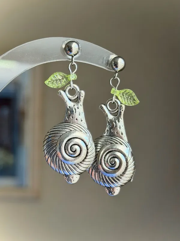 Handmade cute boho retro funky style snail dangle earrings🐌🌀 - Image 2
