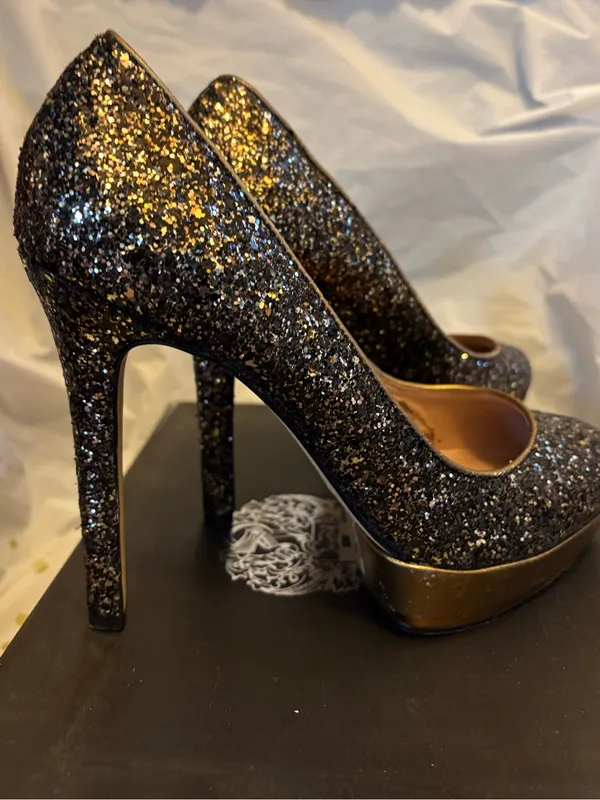 Vince Camuto Black and Gold Glitter Platform Pumps - Image 3
