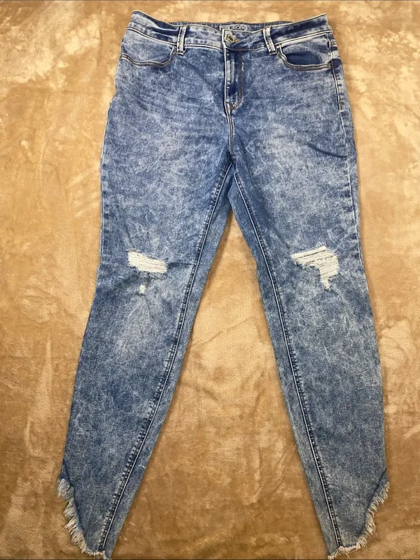 Maurices Light Blue Acid Wash Cropped Skinny Jeans with Frayed Hem size large - Image 3