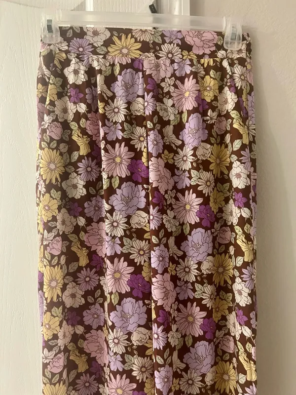 Le Lis Retro Floral Off-Shoulder Crop Top & Wide Leg Pants Two-Piece Set - Image 8