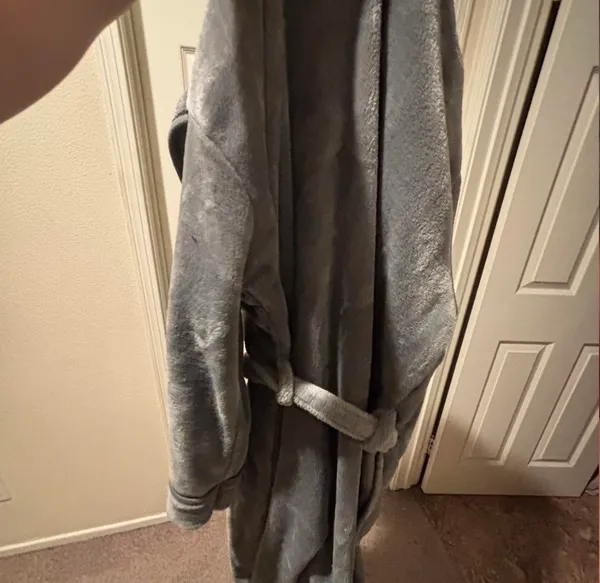 Robe Gray - Image 2