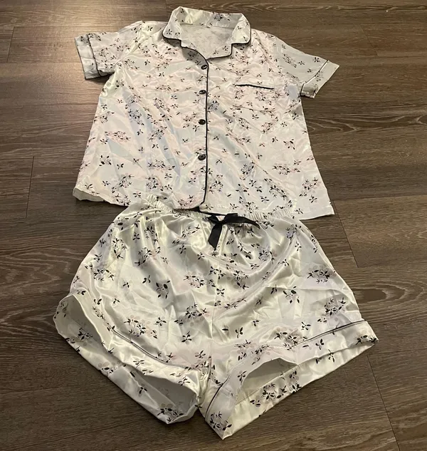 Boutique New White Flower Print Satin Pajama Set. Size Small - Image 5
