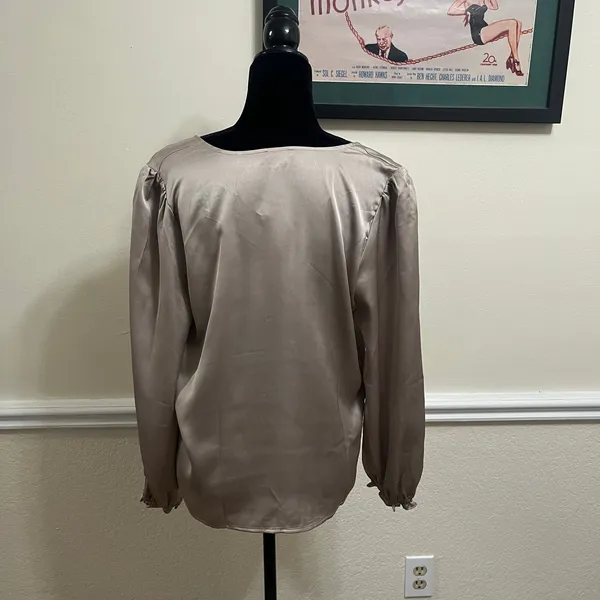 Ann Taylor Factory Women's Champagne Satin V-Neck Blouse Size M. NEW - Image 3