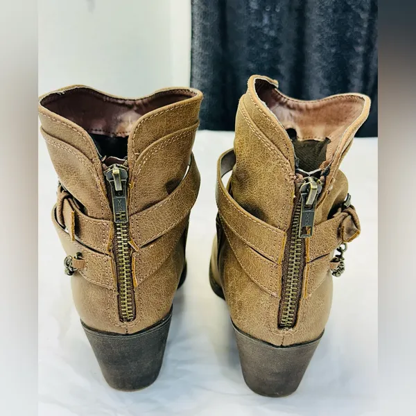 Niyama Sol Tan Ankle Boots with Chain Accent - Image 8