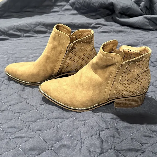 madden Women’s shoes ankle Boots heels beige tan zip up size 6.5 suede - Image 13