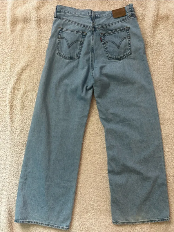 Levi Premium Ribcage Wide leg light wash in size 31 - Image 7