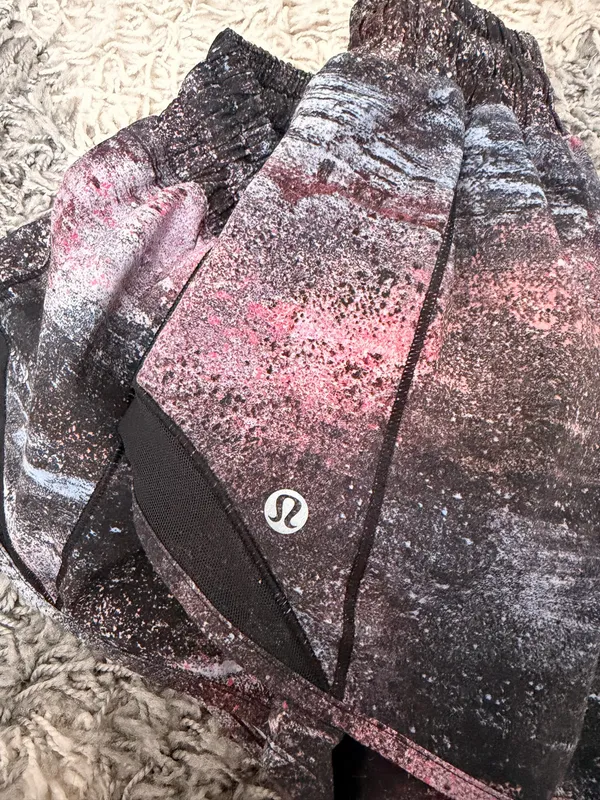 Lululemon Hotty Hot 2.5" Shorts Low-Rise - Image 4