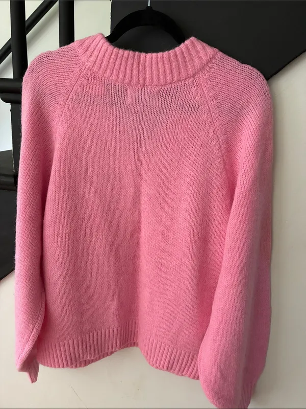 Old Navy Vneck sweater - Image 3