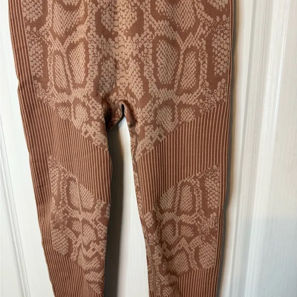 Stylish Maeve Workout Leggings Brown Size M - Image 2