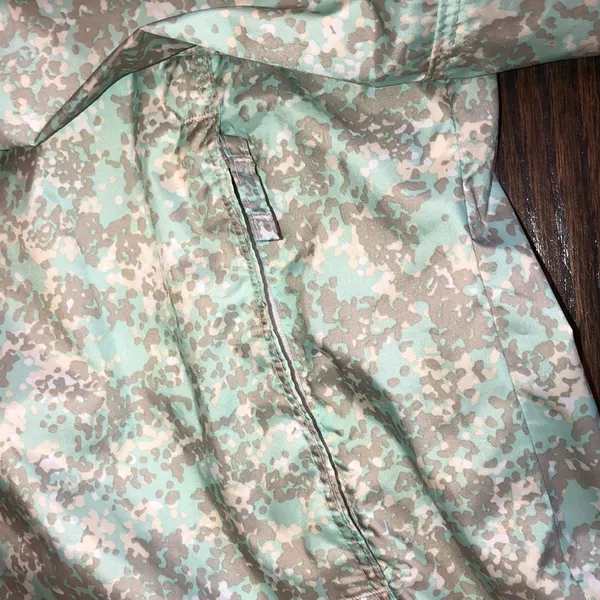 Columbia green print windbreaker jacket hooded size medium with pockets - Image 6