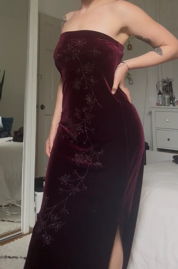 City Triangles velvet burgundy maxi dress with leg slit - Image 2