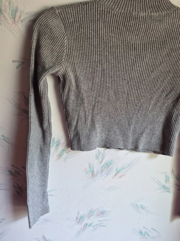 Brandy Melville Gray cropped Sweater - Image 7
