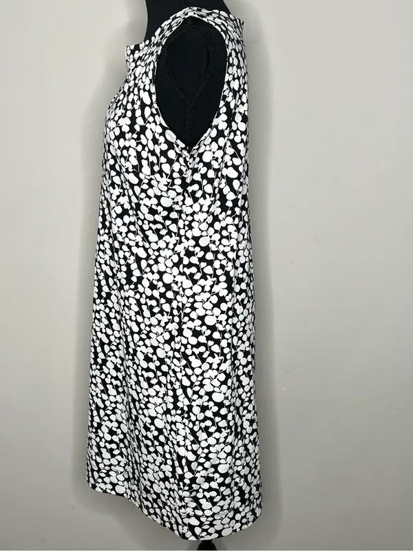 New York & CompanySleeveless Black & White Printed Shift Dress Size Medium - Image 3