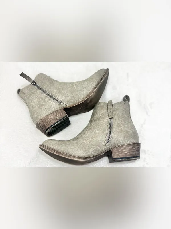 Very G Floral Embossed Ankle Booties in Stone Size 8 - Image 9