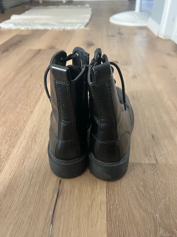 Amazon Black boots - Image 3