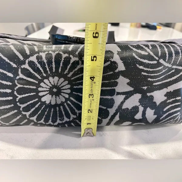 Lululemon Athletica Black and Grey Gym or Beach Tote - Image 13
