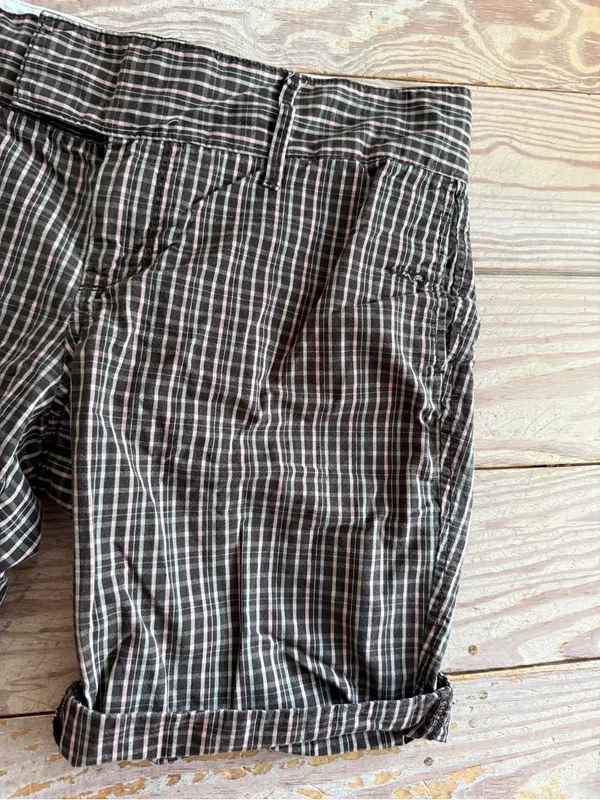 Old Navy Size 10 Mid-Rise Plaid Shorts - Image 2