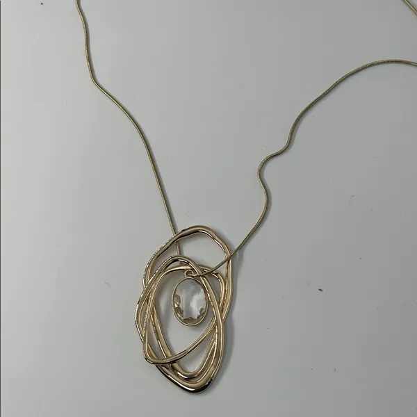 Elegant Gold Pendant Necklace - Image 9