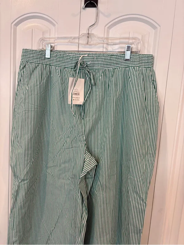 Free assembly white and green stripe crops size large - Image 3
