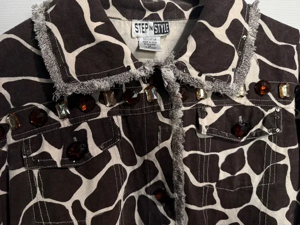 Step n Style Women’s Brown & Cream Giraffe-Print Jeweled Jean Jacket. Size M - Image 4