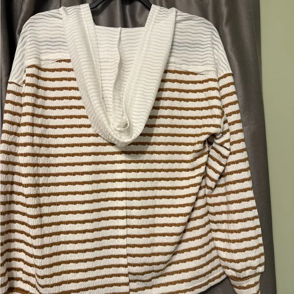 NWT Striped V-Neck Women's Hooded Long Sleeve Top - Image 3