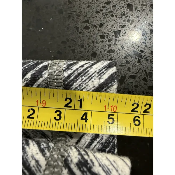2 Lululemon Black And White Leggings Size‎ 2 - Image 5