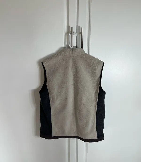 Warm sleeveless fleece vest with contrasting side panels. Full zip front for easy wear. Zippered pockets secure small items. Simple, versatile layer for cool days. Land’s end size medium (10-12) - Image 4