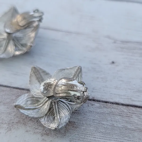 Vintage Clip On Earrings Large Silver Tone Flower - Tarnished/Loose Clip - Image 4