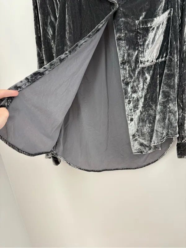 Pilcro by Anthropologie Gray Silver Velvet Blouse size Small - Image 4