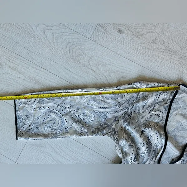 Morgan Taylor Intimates Black and White Paisley Robe Size M Midi Length Tie Belt - Image 7