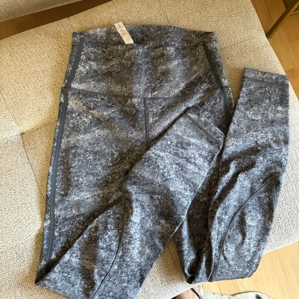 LULULEMON Stop Drop &‎ Squat Tight In Area Ice Grey Size 6 - Image 6