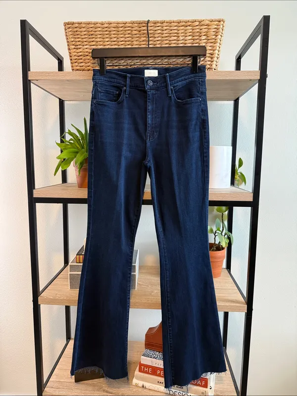 MOTHER The Weekender Fray in Chip On My Shoulder Dark Wash MidRise Flare Jean 28 - Image 2