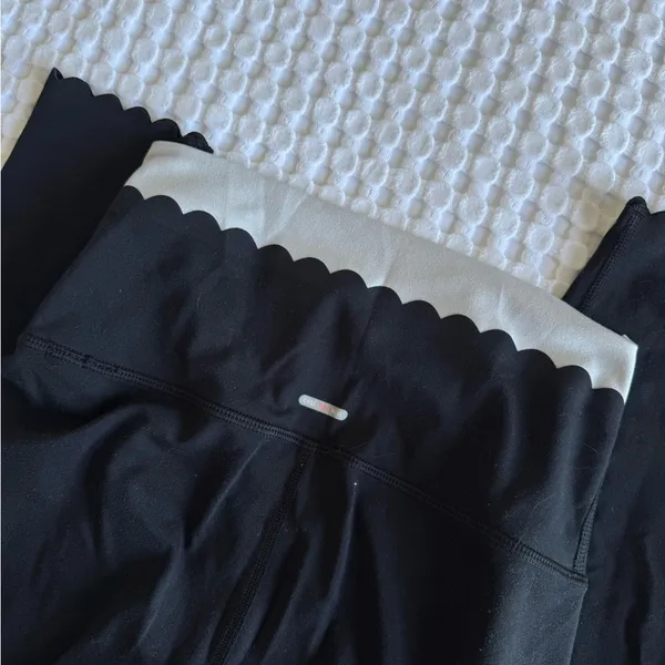 Aerie Black and Gray Scalloped 7/8 Leggings - Image 2