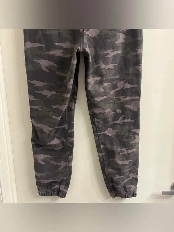 Athleta Camo Farallon Jogger Women’s Size 8 - Image 8