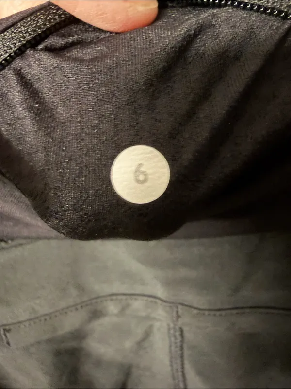 Lululemon Black Running Shorts Built In Liner Size 6 - Image 4