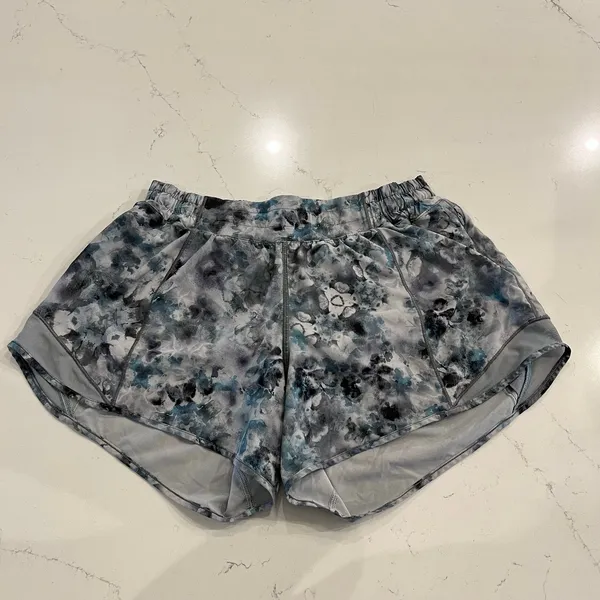 Lululemon Hotty Hot‎ Low Rise Shorts Size 8 - Image 2