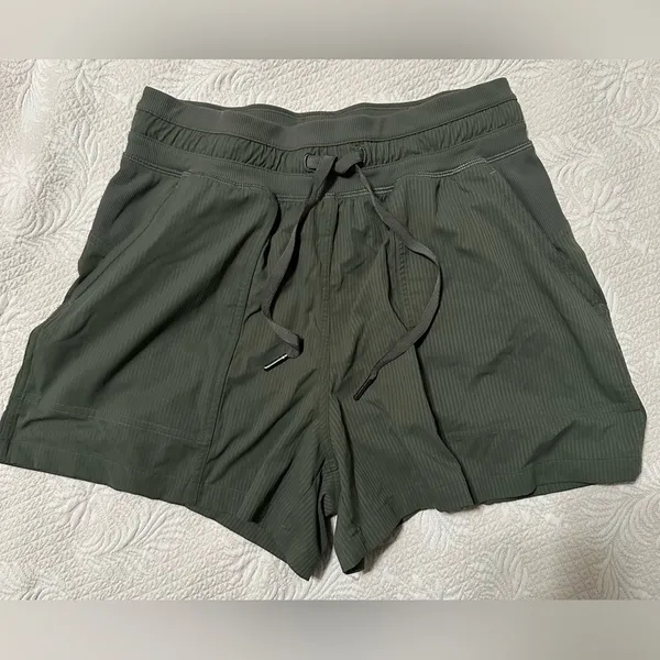 New without tags Lululemon Dance Studio High-Rise Short 3.5" Army Green size 4 - Image 5