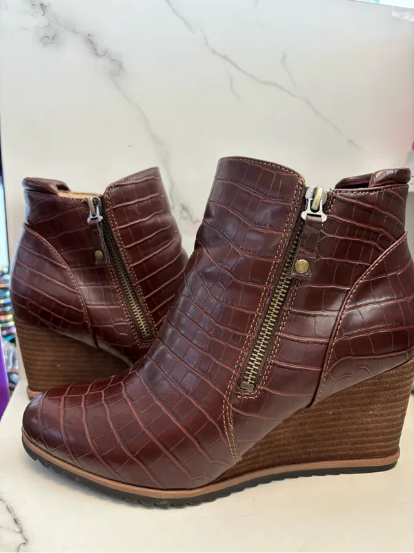Isaac Mizrahi Sorel Croc-Embossed Brown Ankle‎ Booties - Image 2