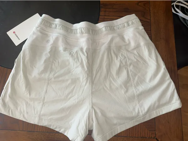 Women’s lululemon dance studio short 3.5” - Image 4