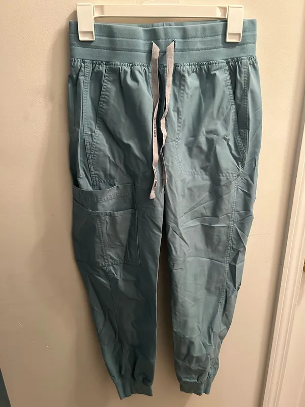 Carhartt women’s scrub set  - Image 4