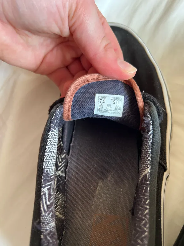 Low-Top Vans Sneakers - Image 3
