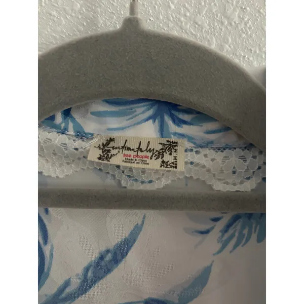 Free People Beauty Sleep‎ Shirt Womens Medium White Blue Floral Satin Lounge - Image 4