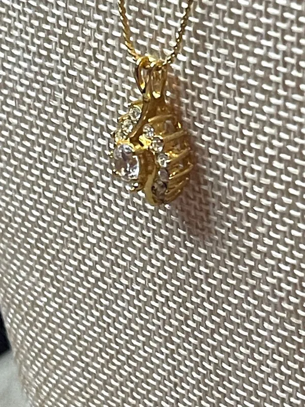 Gold Twist Solitaire Round Crystal Pendant Necklace - Image 3