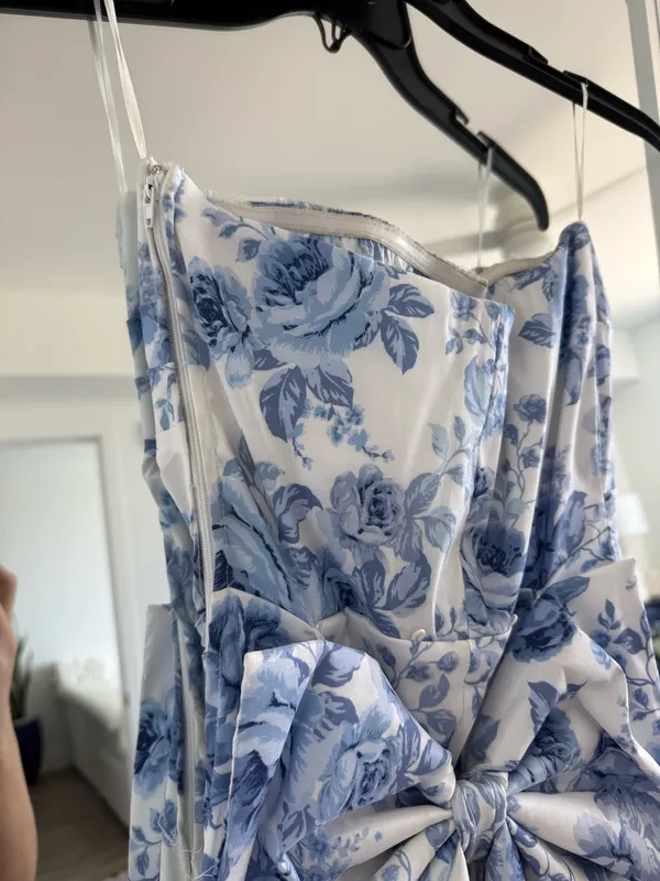 Blue and white mini dress with bow train - Image 5
