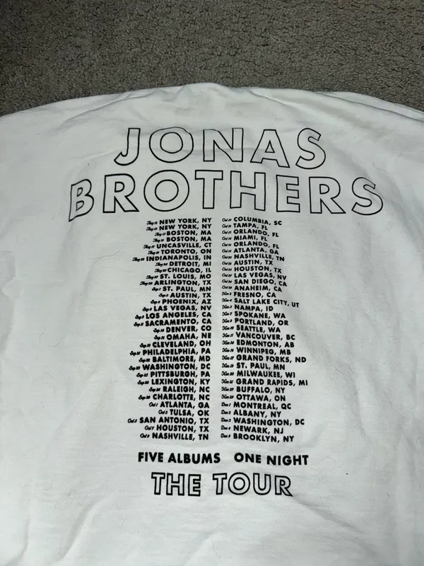 Jonas Brothers 5 Albums 1 Night Tour - Image 3