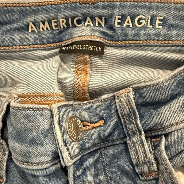 American Eagle High Rise Distressed Jegging 4R Light Wash. - Image 4