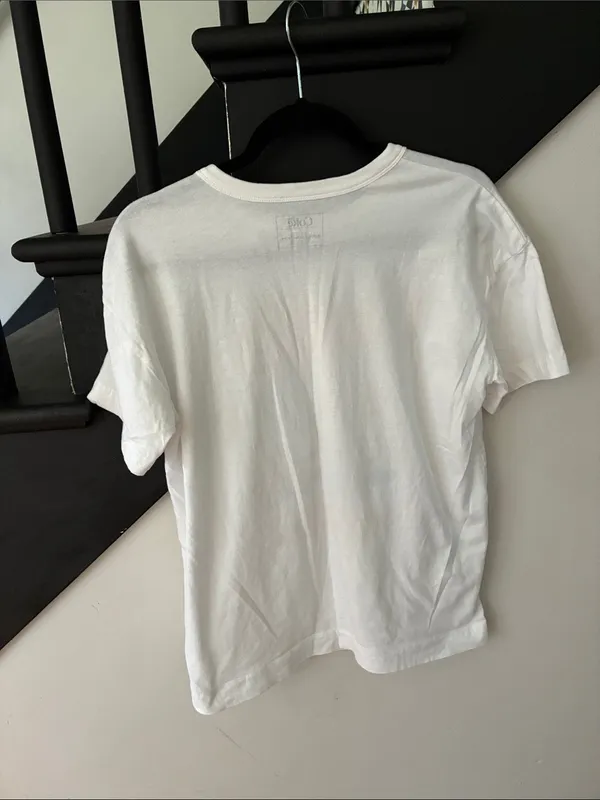 Old Navy graphic tee shirt - Image 4