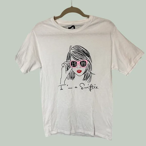 Surf Style Im a Swiftie 1989 Graphic Tee White Cotton Short Sleeve Shirt Small - Image 2
