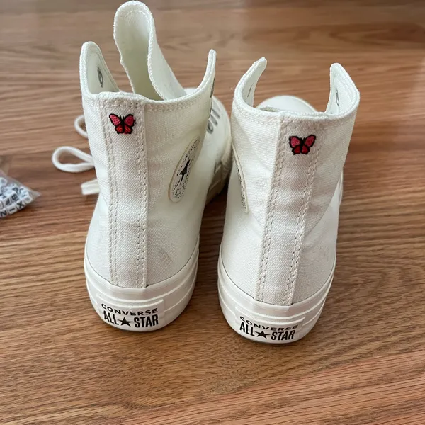 Converse platform sneakers with charms - Image 7