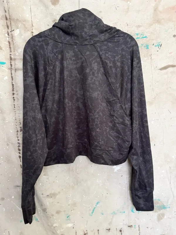 Vuori Halo Crop Funnel Neck Top in Charcoal Tortoise - Image 4